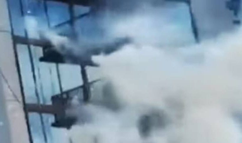 Βίντεο σοκ: Υπάλληλοι καθαριότητας κρέμονται στον αέρα από τον 38ο όροφο - Οι δραματικές στιγμές