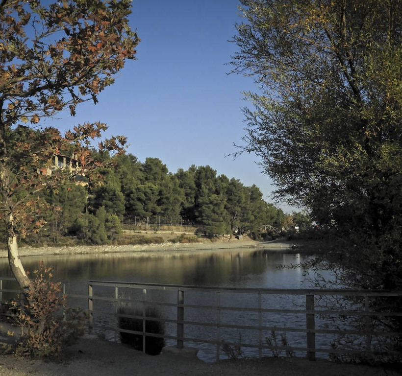 Αυτή είναι η εντυπωσιακή λίμνη που βρίσκεται μόλις μισή ώρα από την Αθήνα (photos)