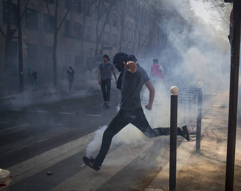 Γαλλία: Συμπλοκές στο Παρίσι μεταξύ αντιεξουσιαστών και αστυνομικών (Vids+Pics)