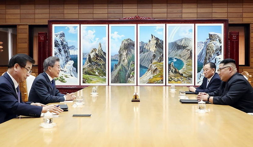 Ραγδαίες εξελίξεις και έντονο παρασκήνιο: Όλα πλέον… μαρτυρούν συνάντηση του Τραμπ με τον Κιμ (vids)