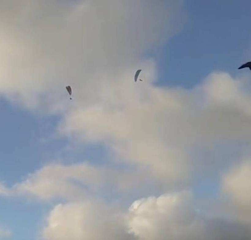 Βίντεο του τρόμου – Μαχητικό περνά «ξυστά» από αλεξιπτωτιστές: Καρέ – καρέ οι εφιαλτικές στιγμές