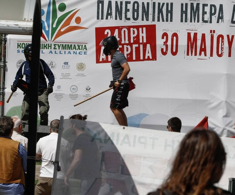 Απεργία ΓΣΕΕ - ΑΔΕΔΥ: Η στιγμή που κουκουλοφόροι τα κάνουν γυαλιά - καρφιά στην Κλαυθμώνος