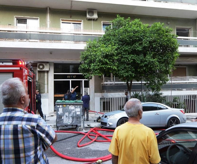 Συναγερμός στην Καλλιθέα: Πέντε τραυματίες από πυρκαγιά σε διαμέρισμα