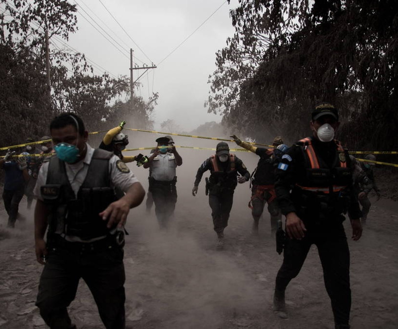 «Κόλαση» λάβας στη Γουατεμάλα: Πέτρες, φωτιά και δηλητηριώδη αέρια ξερνάει το ηφαίστειο Fuego (Pics)