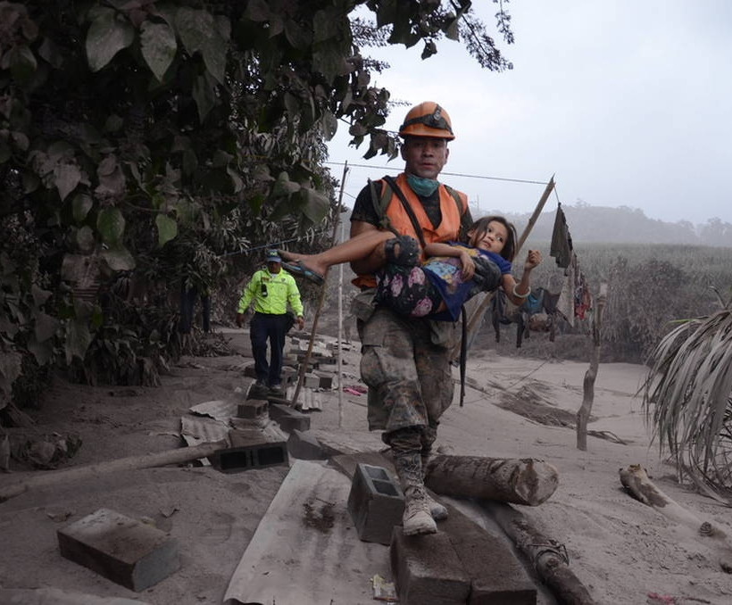 «Κόλαση» λάβας στη Γουατεμάλα: Πέτρες, φωτιά και δηλητηριώδη αέρια ξερνάει το ηφαίστειο Fuego (Pics)