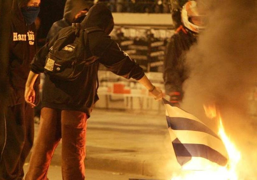 Προανάκριση για το κάψιμο ελληνικής σημαίας στα Εξάρχεια