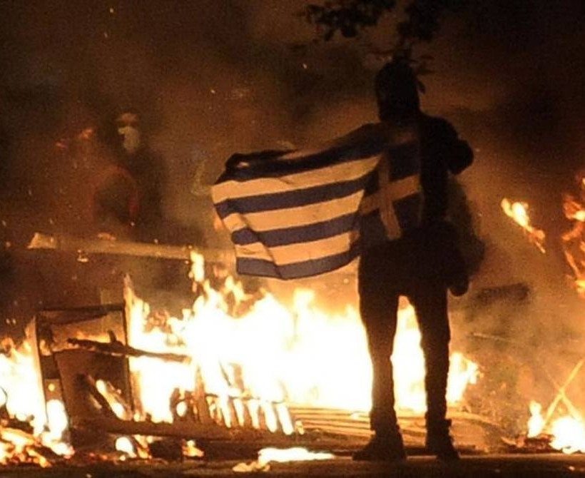 Προανάκριση για το κάψιμο ελληνικής σημαίας στα Εξάρχεια