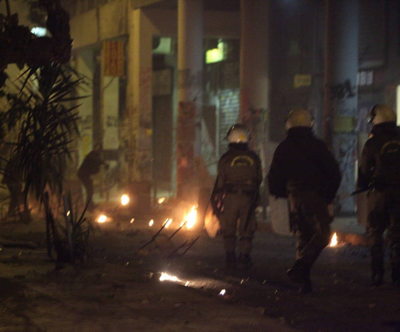 Προανάκριση για το κάψιμο ελληνικής σημαίας στα Εξάρχεια