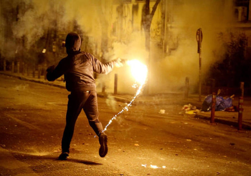 Προανάκριση για το κάψιμο ελληνικής σημαίας στα Εξάρχεια