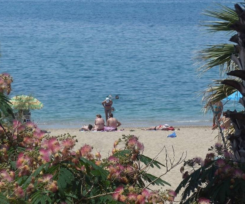 Καιρός: «Μίνι» καύσωνας θα «χτυπήσει» τη χώρα – Δείτε live τη θερμοκρασία στην περιοχή που είστε