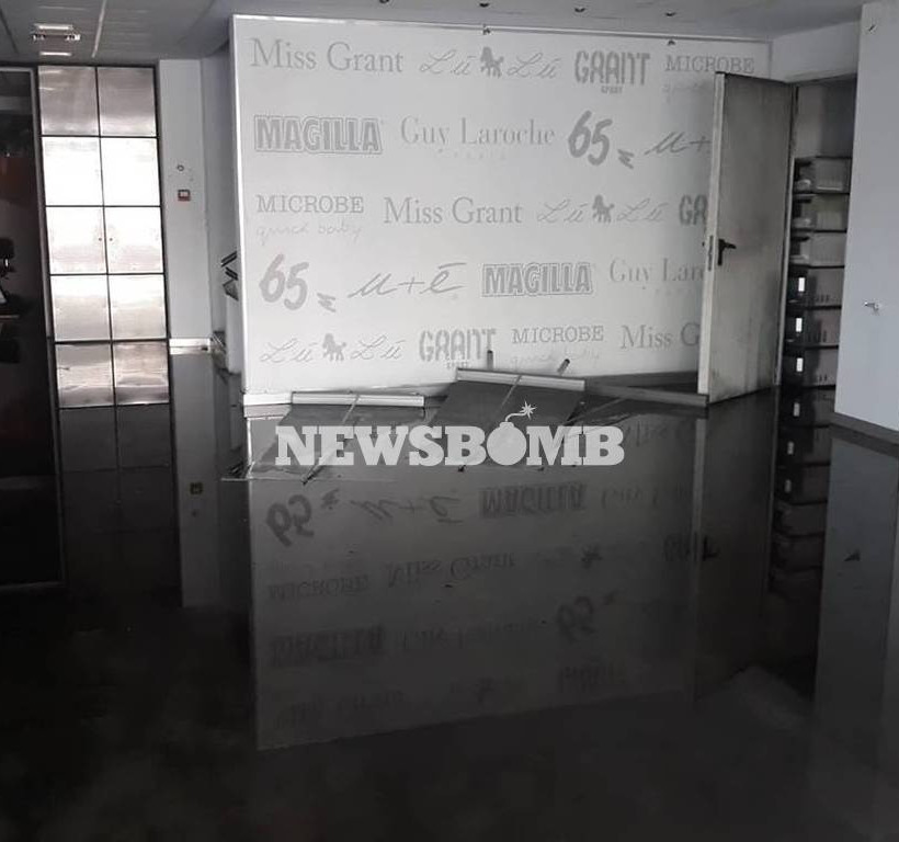 ΕΚΤΑΚΤΟ - Φωτιά ΤΩΡΑ: Στις φλόγες βιοτεχνία στο Περιστέρι - Κάηκαν σπίτια