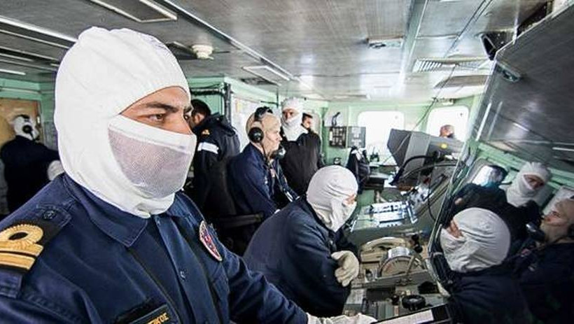 Εσείς ξέρετε γιατί στις ασκήσεις με πολεμικά πλοία και υποβρύχια φοράνε μάσκες και γάντια;