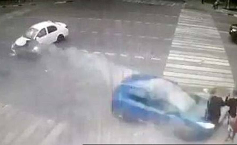 Βίντεο - σοκ: Αυτοκίνητο εκσφενδονίζει στον αέρα τρεις μαθητές (ΠΡΟΣΟΧΗ – ΠΟΛΥ ΣΚΛΗΡΕΣ ΕΙΚΟΝΕΣ)