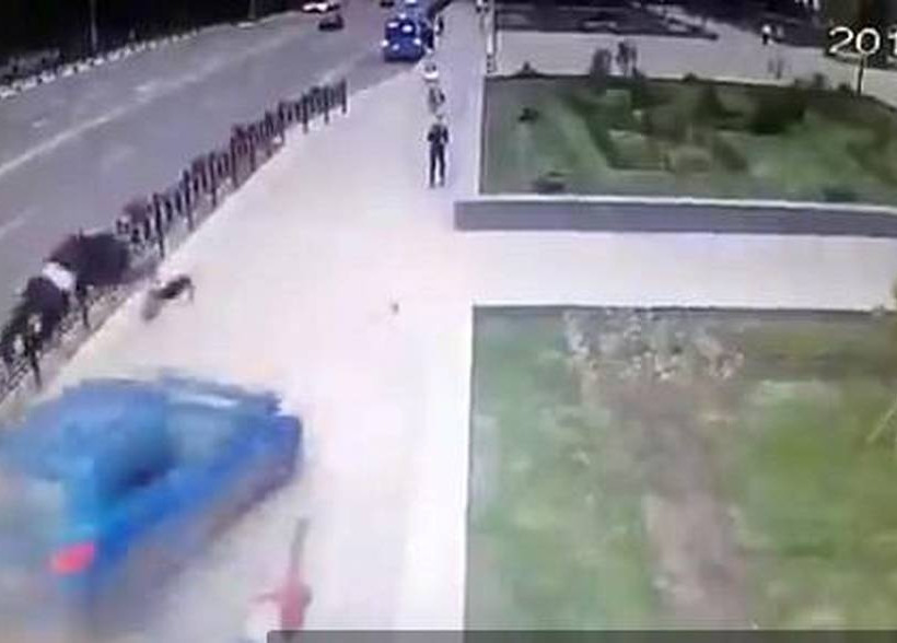 Βίντεο - σοκ: Αυτοκίνητο εκσφενδονίζει στον αέρα τρεις μαθητές (ΠΡΟΣΟΧΗ – ΠΟΛΥ ΣΚΛΗΡΕΣ ΕΙΚΟΝΕΣ)