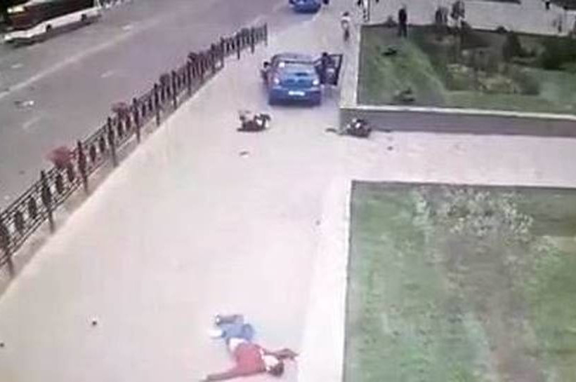 Βίντεο - σοκ: Αυτοκίνητο εκσφενδονίζει στον αέρα τρεις μαθητές (ΠΡΟΣΟΧΗ – ΠΟΛΥ ΣΚΛΗΡΕΣ ΕΙΚΟΝΕΣ)