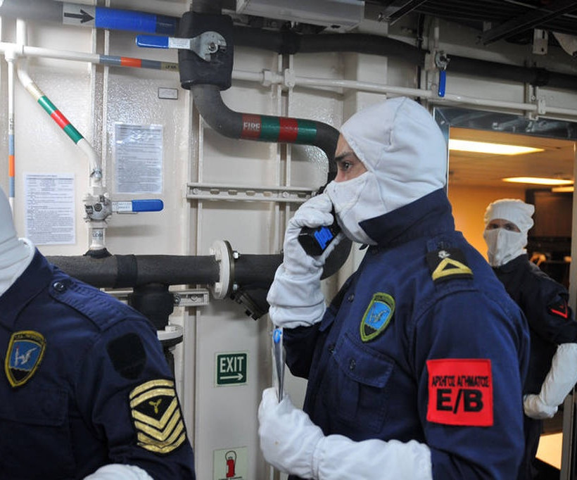 Εσείς ξέρετε γιατί στις ασκήσεις με πολεμικά πλοία και υποβρύχια φοράνε μάσκες και γάντια;