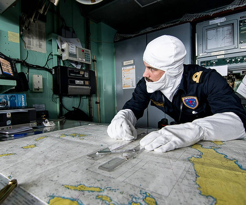 Εσείς ξέρετε γιατί στις ασκήσεις με πολεμικά πλοία και υποβρύχια φοράνε μάσκες και γάντια;