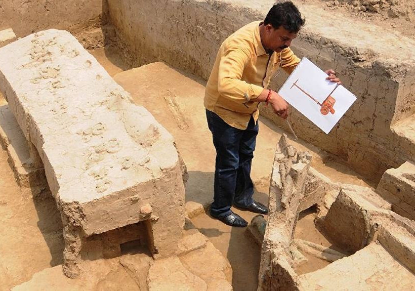 Ινδία: Βρέθηκαν ιππήλατα άρματα, σπαθιά και κράνη ηλικίας 4.000 ετών  