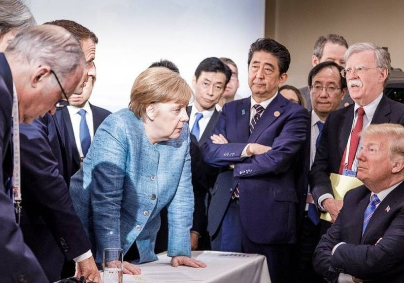 Απίστευτη φωτογραφία Μέρκελ με Τραμπ: Τους άφησε στα κρύα του... λουτρού ο Αμερικανός πρόεδρος!