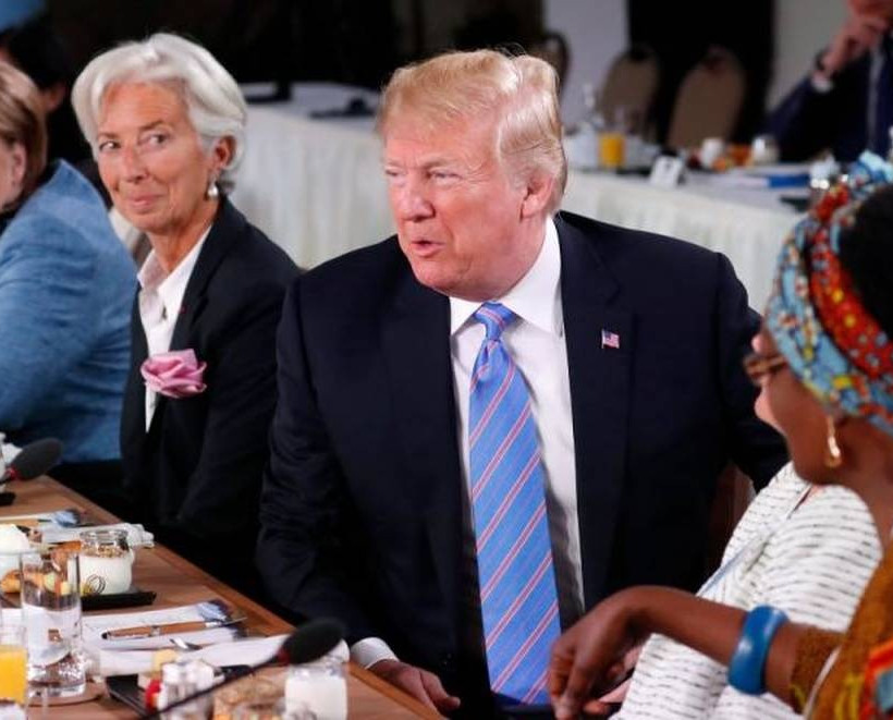 Απίστευτη φωτογραφία Μέρκελ με Τραμπ: Τους άφησε στα κρύα του... λουτρού ο Αμερικανός πρόεδρος!