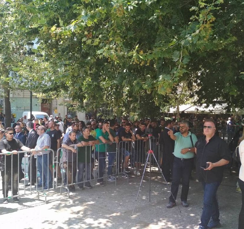 Πλήθος κόσμου στη Μητρόπολη για το ύστατο χαίρε στον Παύλο Γιαννακόπουλο (pics+vids)