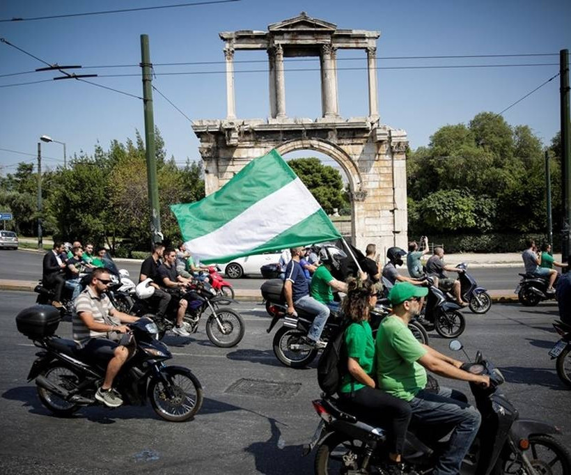 Οπαδοί του Παναθηναϊκού συνόδευσαν τον Παύλο Γιαννακόπουλο από τη Μητρόπολη στο Α΄Νεκροταφείο