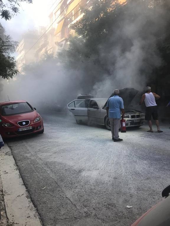 ΤΩΡΑ - Παγκράτι: Όχημα τυλίχθηκε στις φλόγες στη μέση του δρόμου (pics&vid)