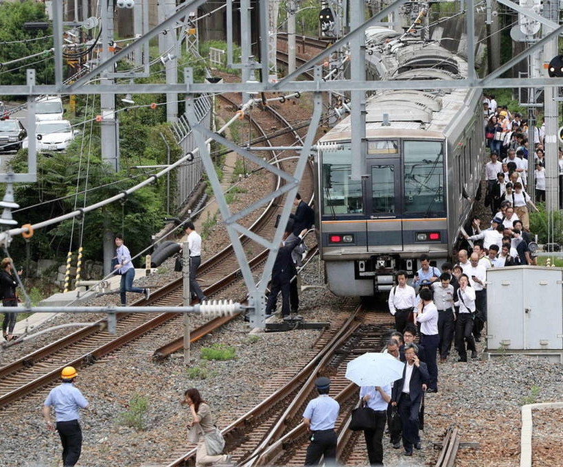 Ιαπωνία: Η στιγμή που ο φονικός σεισμός 6,1 βαθμών χτυπά την Οσάκα (vids+pics)