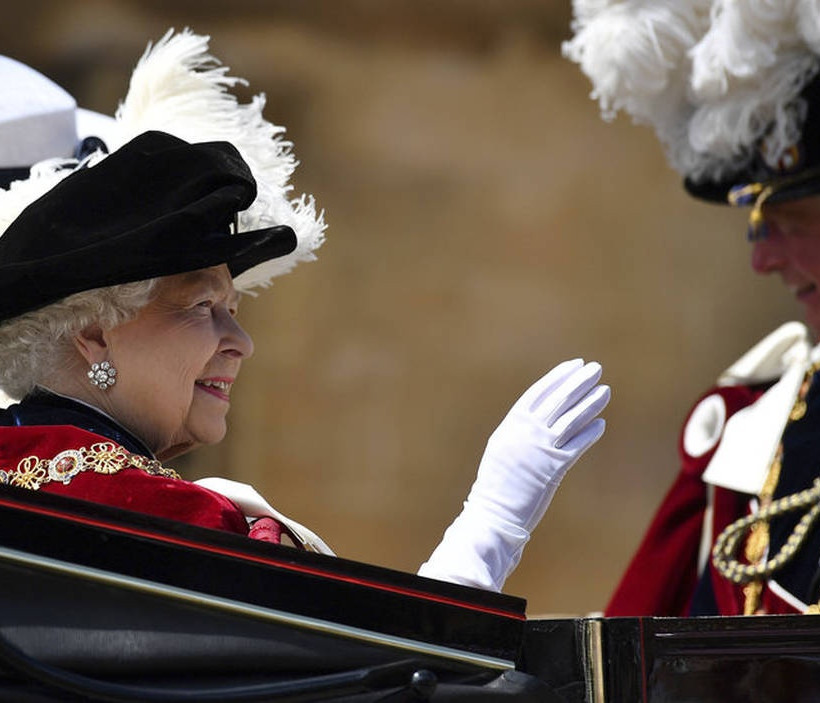 Η βασίλισσα Ελισάβετ εμφανίστηκε με βελούδινη κάπα και φτερά  