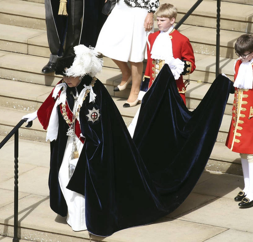 Η βασίλισσα Ελισάβετ εμφανίστηκε με βελούδινη κάπα και φτερά  