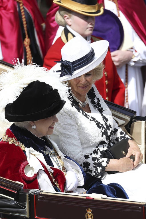 Η βασίλισσα Ελισάβετ εμφανίστηκε με βελούδινη κάπα και φτερά  