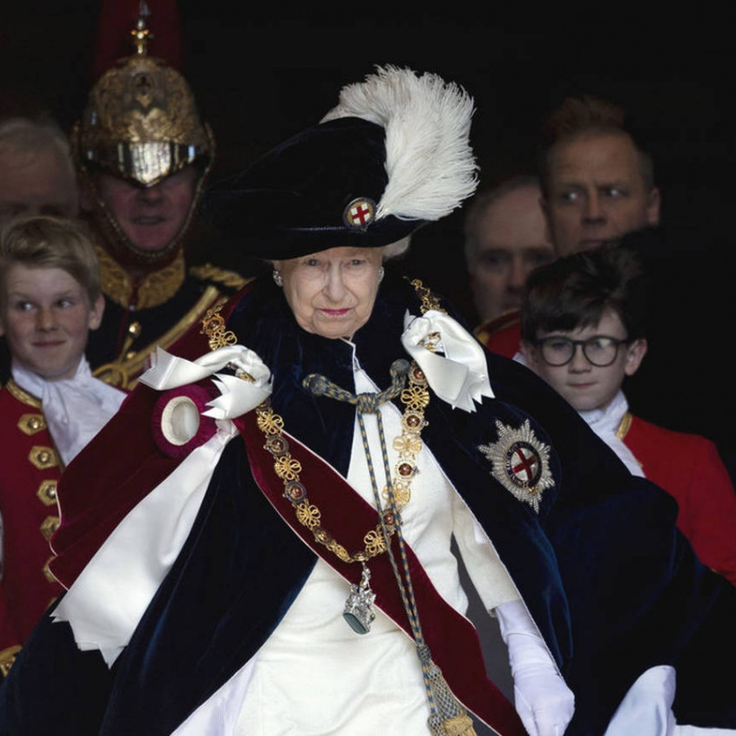 Η βασίλισσα Ελισάβετ εμφανίστηκε με βελούδινη κάπα και φτερά  