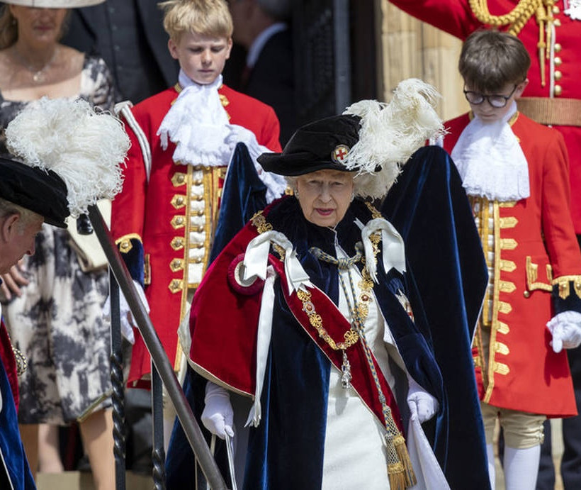 Η βασίλισσα Ελισάβετ εμφανίστηκε με βελούδινη κάπα και φτερά  
