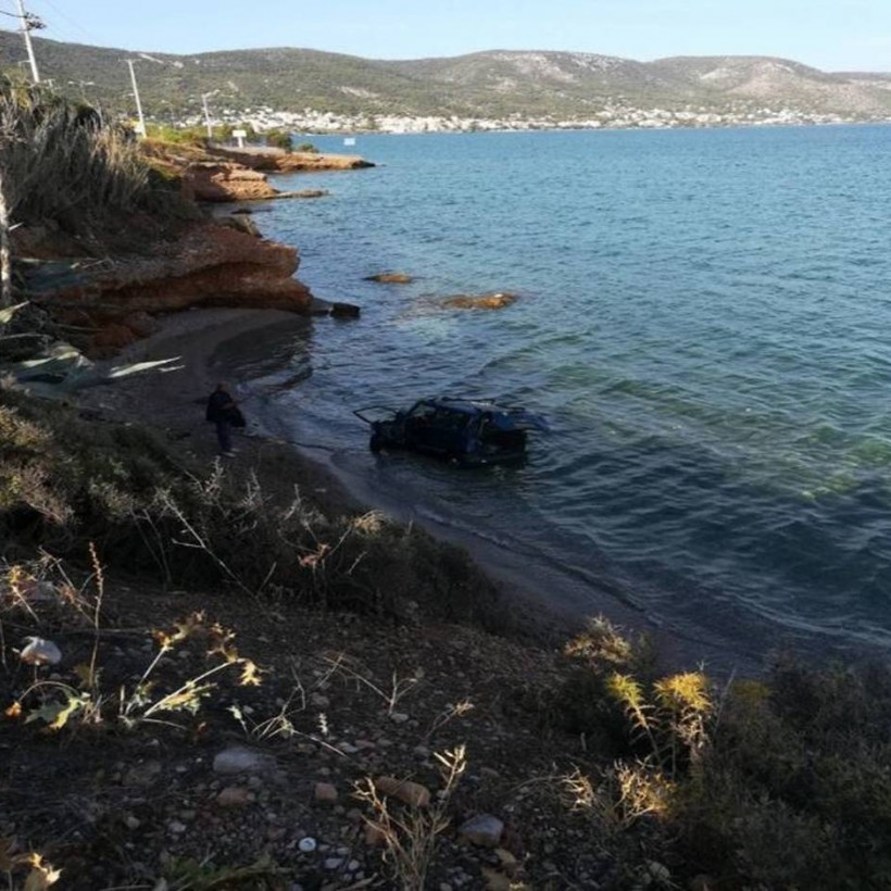 Σαλαμίνα: Βουτιά αυτοκινήτου στη θάλασσα - Τραυματίστηκε η οδηγός (pics)