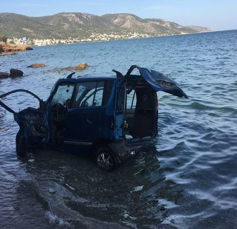 Σαλαμίνα: Βουτιά αυτοκινήτου στη θάλασσα - Τραυματίστηκε η οδηγός (pics)