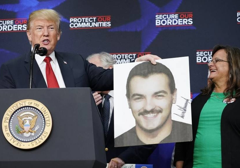 O Τραμπ υποδέχθηκε στο Λευκό Οίκο οικογένειες θυμάτων λαθρομεταναστών (video)