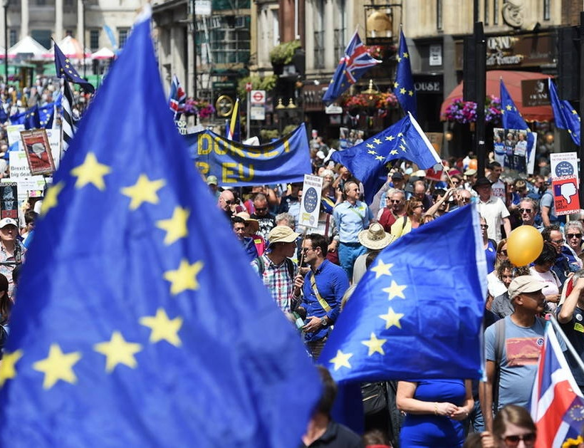 Εντυπωσιακές εικόνες: Λαοθάλασσα 100.000 Βρετανών απαίτησε νέο δημοψήφισμα για το Brexit (Pics+Vid)