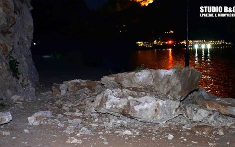 Εικόνες ΣΟΚ: Μεγάλη κατολίσθηση στο Ναύπλιο (vid)
