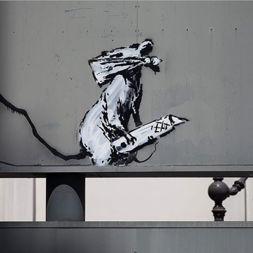 O ανατρεπτικός Banksy «ξαναχτύπησε» και στέλνει καυστικό μήνυμα από το Παρίσι (Pics)
