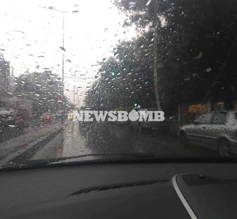 Καιρός ΤΩΡΑ: Πάνω από την Αθήνα η «Νεφέλη» - Βρέχει σε όλη την Αττική 