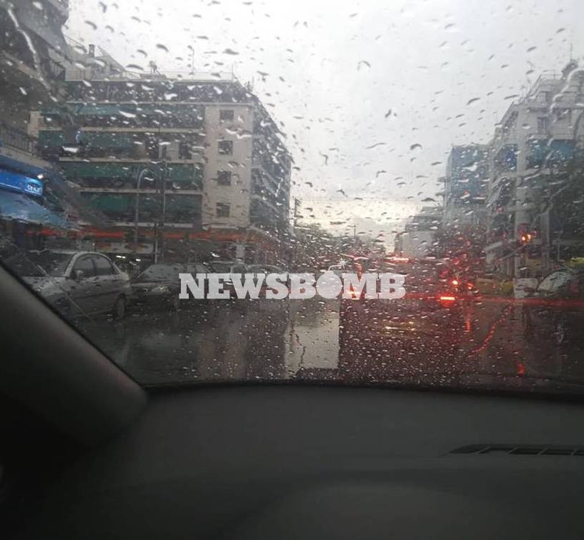 Καιρός ΤΩΡΑ: Πάνω από την Αθήνα η «Νεφέλη» - Βρέχει σε όλη την Αττική 