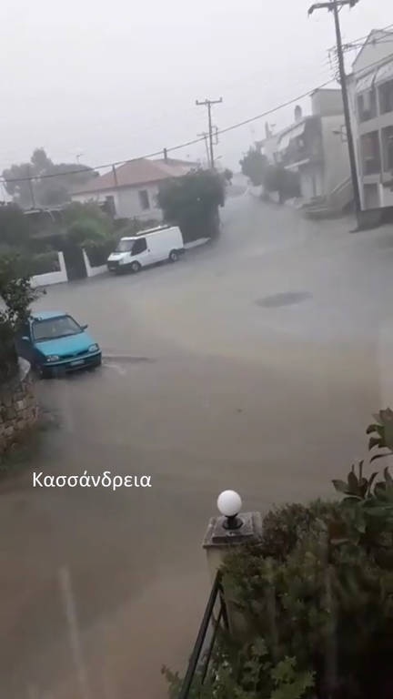 Καιρός ΤΩΡΑ: Πλημμύρες και ισχυροί άνεμοι «χτυπούν» τη Χαλκιδική 