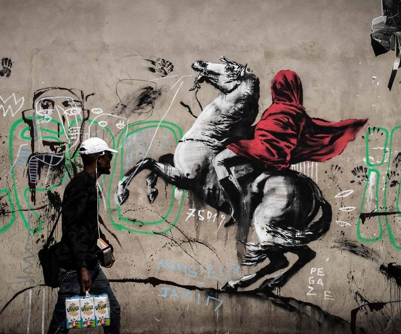 O ανατρεπτικός Banksy «ξαναχτύπησε» και στέλνει καυστικό μήνυμα από το Παρίσι (Pics)