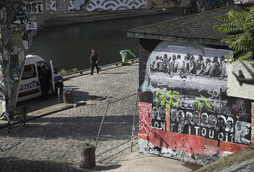 O ανατρεπτικός Banksy «ξαναχτύπησε» και στέλνει καυστικό μήνυμα από το Παρίσι (Pics)
