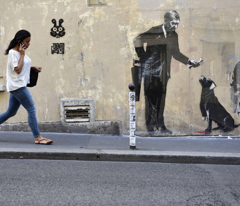 O ανατρεπτικός Banksy «ξαναχτύπησε» και στέλνει καυστικό μήνυμα από το Παρίσι (Pics)