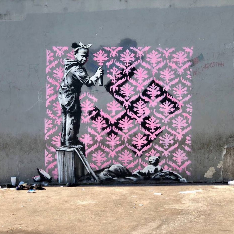 O ανατρεπτικός Banksy «ξαναχτύπησε» και στέλνει καυστικό μήνυμα από το Παρίσι (Pics)