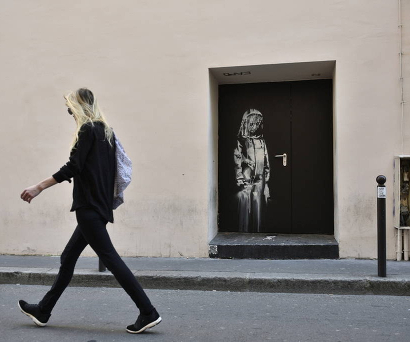 O ανατρεπτικός Banksy «ξαναχτύπησε» και στέλνει καυστικό μήνυμα από το Παρίσι (Pics)
