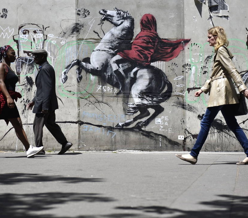 O ανατρεπτικός Banksy «ξαναχτύπησε» και στέλνει καυστικό μήνυμα από το Παρίσι (Pics)