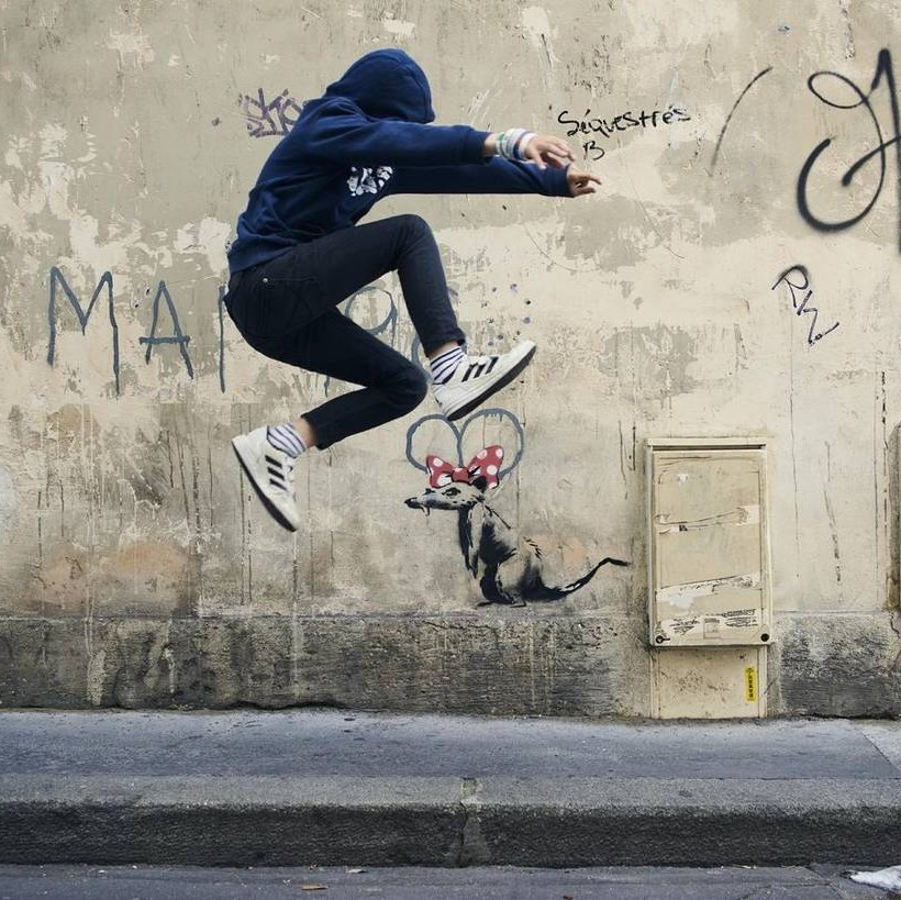 O ανατρεπτικός Banksy «ξαναχτύπησε» και στέλνει καυστικό μήνυμα από το Παρίσι (Pics)