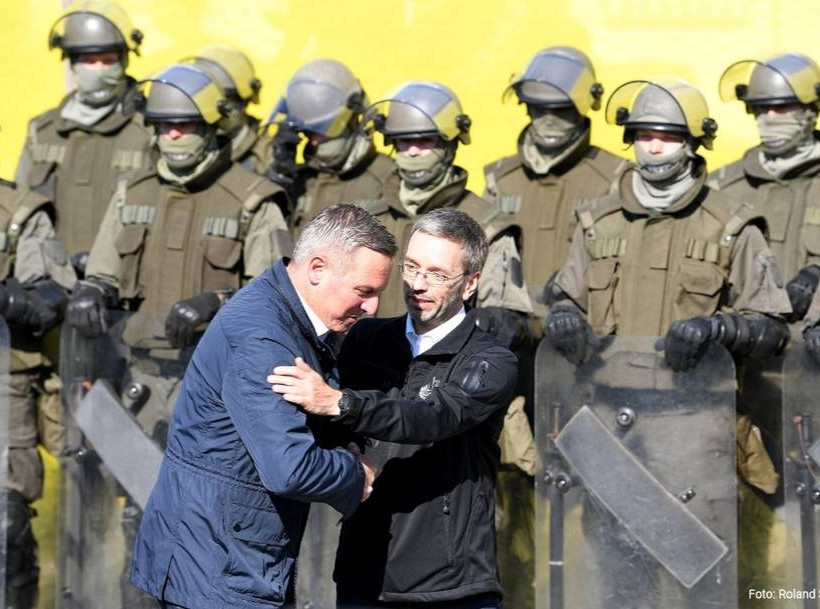 Τι φοβούνται; Μυστηριώδης εντολή για πολεμική άσκηση εναντίον προσφύγων στα σύνορα της Αυστρίας